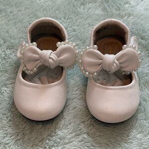 Dream Pairs Mary Jane White Ballet Flats with Bows & Pearl Accent - Sz 4 Baby